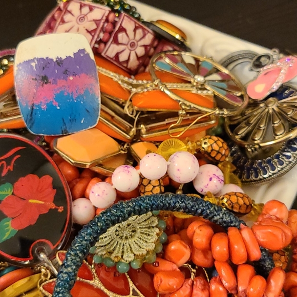 2 pounds of colorful beaded jewelry and more! - Picture 4 of 6